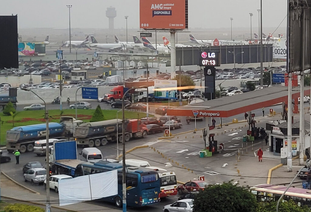 Traffic jam at a roundabout outside the Lima Airport Holiday Inn